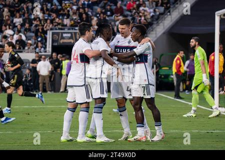 Vancouver Whitecaps Mittelfeldspieler Richie Laryea (7), Verteidiger Ranko Veselinović (4) und Stürmer Brian White (24) feiern ein Tor von Verteidiger Sam Adekugbe ( Stockfoto