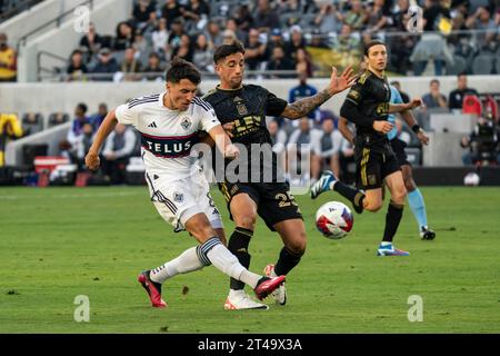 Vancouver Whitecaps Mittelfeldspieler Alessandro Schöpf (8) schießt im ersten Spiel der MLS Playoff gegen den LAFC-Stürmer Cristian Olivera (25) Stockfoto