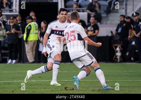 Vancouver Whitecaps-Stürmer Brian White (24) feiert ein Tor mit Mittelfeldspieler Ryan Gauld (25) im ersten Spiel der MLS Playoffs gegen die MLS-Playoffs Stockfoto
