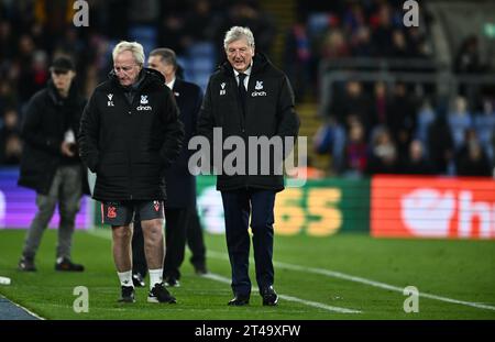 LONDON, ENGLAND - 27. OKTOBER: Ray Lewington, Trainer Roy Hodgson während des Premier League-Spiels zwischen Crystal Palace und Tottenham Hotspur in Selhu Stockfoto