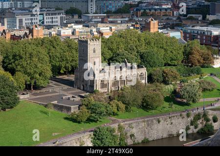 St. Peter's Church im Castle Park, Bristol, von einem hohen Aussichtspunkt aus gesehen an einem sonnigen Sommertag. Stockfoto