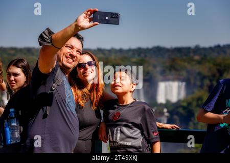 Nationalpark IguaCu, Brasilien - 26. Juli 2022: Brasilianische Familie macht ein Selfie mit den Iguazu-Wasserfällen im Hintergrund Stockfoto