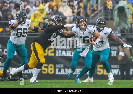 Hookstown, Pennsylvania, USA. Oktober 2023. Jacksonville Jaguars Quarterback TREVOR LAWRENCE (16) Stiff Arms Pittsburgh Steelers Defensive Lineman ARMON WATTS (94) während eines Laufs während des NFL-Fußballspiels zwischen den Pittsburgh Steelers und den Jacksonville Jaguars im Acrisure Stadium in Pittsburgh, Pennsylvania (Credit Image: © Brent Gudenschwager/ZUMA Press Wire) NUR REDAKTIONELLE VERWENDUNG! Nicht für kommerzielle ZWECKE! Quelle: ZUMA Press, Inc./Alamy Live News Stockfoto