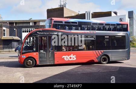 Salisbury Reds Optare Solo M920SR 3815 (HW62 CNJ), das an Morebus vermietet wird, wird beim Verlassen der Bushaltestelle Poole gesehen. Stockfoto