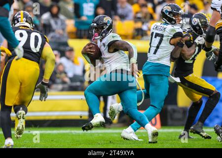 Hookstown, Pennsylvania, USA. Oktober 2023. Jacksonville Jaguars laufen zurück TRAVIS ETIENNE JR. (1) Sprints nach außen um den Pittsburgh Steelers Linebacker TJ WATT (90), um eine 2-Punkte-Konvertierung während des NFL-Fußballspiels zwischen den Pittsburgh Steelers und den Jacksonville Jaguars im Acrisure Stadium in Pittsburgh, Pennsylvania (Credit Image: © Brent Gudenschwager/ZUMA Press Wire) NUR REDAKTIONELLE VERWENDUNG! Nicht für kommerzielle ZWECKE! Quelle: ZUMA Press, Inc./Alamy Live News Stockfoto