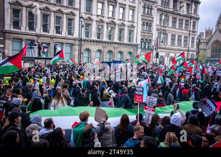 London, Großbritannien. Oktober 2023. Eine Menge Demonstranten marschiert mit einer großen palästinensischen Flagge während des Waffenstillstands! Stop the war on Gaza - Nationalmarsch für Palästina. Tausende Demonstranten marschieren während des Nationalmarsches für Palästina und fordern einen Waffenstillstand auf Gaza. Quelle: SOPA Images Limited/Alamy Live News Stockfoto