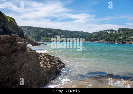 Blick auf South Sands Beach und Hotel an einem schönen Sommertag mit blauem Himmel und Wasser, vom Sunny Cove Beach, East Portlemouth. Stockfoto