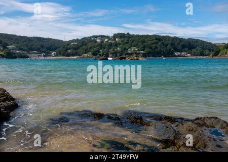 Blick auf South Sands Beach und Hotel an einem schönen Sommertag mit blauem Himmel und Wasser, vom Sunny Cove Beach, East Portlemouth. Stockfoto