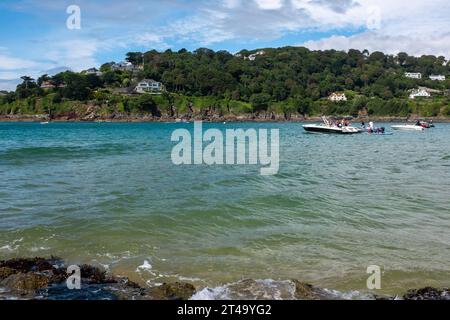 Blick auf die Cliff Road auf der Landzunge von Salcombe, die nach North Sands führt, vom Sunny Cove Beach, East Portlemouth an einem blauen Himmel, weiße Wolke, Tag. Stockfoto