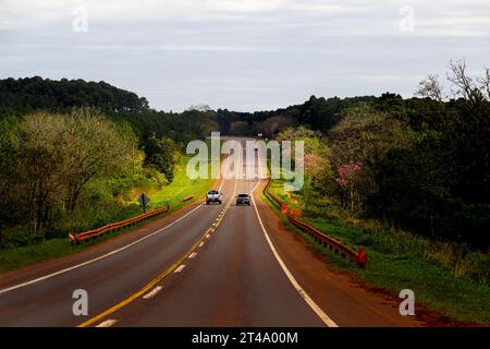 Ein Pickup-Truck überholt ein Auto auf dem Highway 12 in Misiones, Argentinien Stockfoto