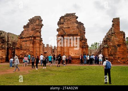 San Ignacio, Argentinien - 28. Juli 2022: Eine Gruppe von Touristen betritt die Kirche in der Ruinas de San Ignacio Mini Stockfoto