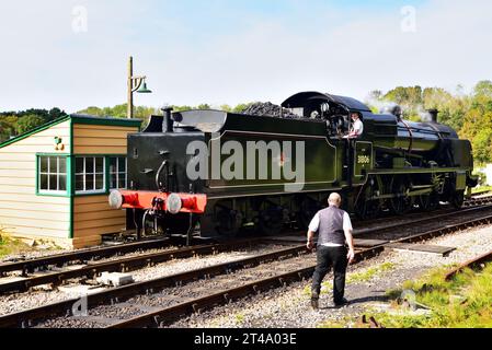 Konservierte U-Klasse Dampflok Nr. 31806 fährt um den Zug in Norden auf der Swanage Railway. Stockfoto