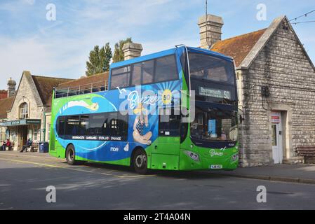 Morebus 1704 (HJ16 HSZ) ist ein Volvo B5TL mit einem oben offenen MCV EvoSeti 74-Sitzer. Sie ist am Bahnhof Swanage mit einem Purbeck Breezer Ser zu sehen Stockfoto