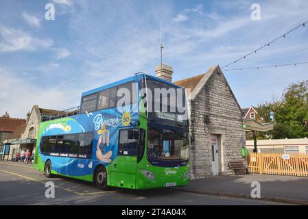 Morebus 1704 (HJ16 HSZ) ist ein Volvo B5TL mit einem oben offenen MCV EvoSeti 74-Sitzer. Sie ist am Bahnhof Swanage mit einem Purbeck Breezer Ser zu sehen Stockfoto