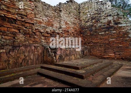 Kirchenaltar in den Ruinen von San Ignacio Mini in Misiones, Argentinien Stockfoto