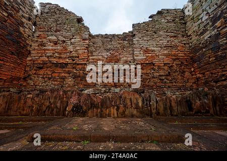 Kirchenaltar in den Ruinen von San Ignacio Mini in Misiones, Argentinien Stockfoto