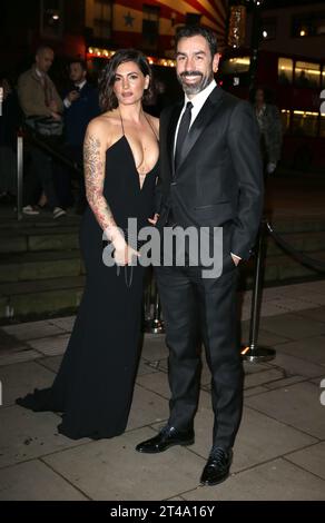 Robert Pires und Jessica Lemarie besuchen die Fabulous Fund Fair im Roundhouse in London, England. Stockfoto