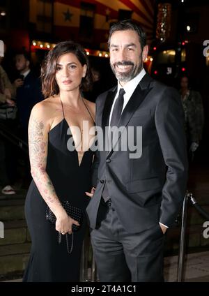 Robert Pires und Jessica Lemarie besuchen die Fabulous Fund Fair im Roundhouse in London, England. Stockfoto