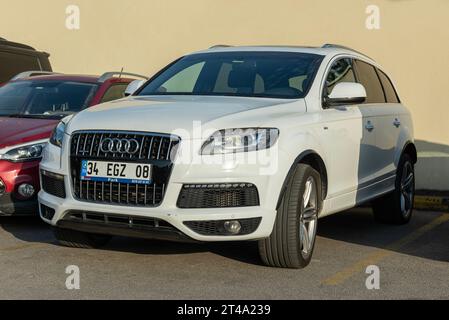 ISTANBUL TÜRKEI - 19. SEPTEMBER 2023: Audi Q7 ist eine Reihe von Führungswagen des deutschen Automobilherstellers AUDI in verschiedenen Motor- und Karosseriekonfigurationen Stockfoto