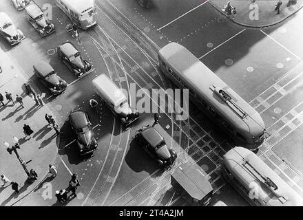 Hochwinkelansicht der Straßenecke an der 14th Street und Pennsylvania Avenue mit Fußgängern und Straßenverkehr und Autos, Washington, D.C., USA, David Myers, U.S. Farm Security Administration, 1939 Stockfoto