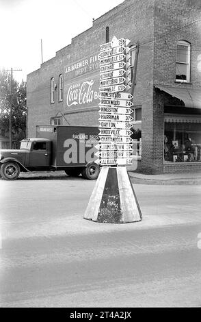 Entfernungsschilder in der Mitte der Straße, Crossville, Tennessee, USA, Ben Shahn, U.S. Resettlement Administration, 1937 Stockfoto