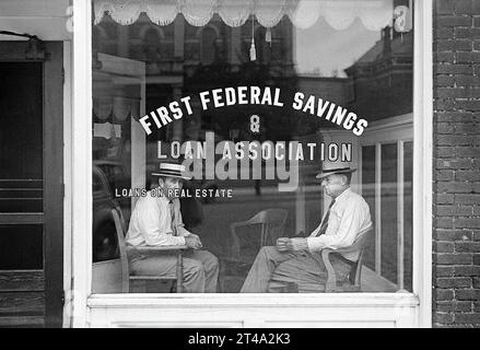 Zwei Männer sitzen im Fenster des ersten Büros der Federal Savings and Loan Association, Marion, Ohio, USA, Ben Shahn, U.S. Farm Security Administration, Juli 1938 Stockfoto