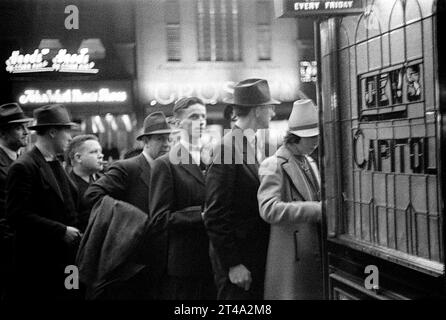 Straßenszene mit Leuten, die vor Loew's Capitol Kinotheater, Washington, D.C., USA, warten, David Myers, U.S. Farm Security Administration, 1939 Stockfoto