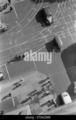 Hochwinkelansicht der Straßenecke an der 14th Street und Pennsylvania Avenue mit Fußgängern und Straßenverkehr und Autos, Washington, D.C., USA, David Myers, U.S. Farm Security Administration, 1939 Stockfoto