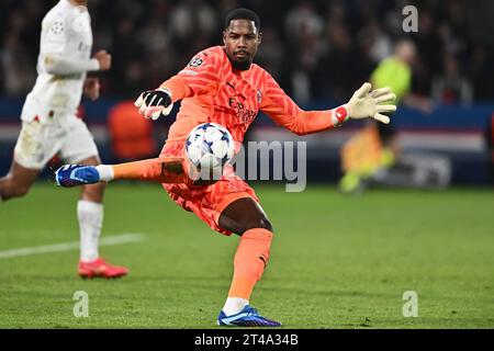 PARIS, FRANKREICH - 25. OKTOBER: Mike Maignan vom AC Milan während des UEFA Champions League-Spiels zwischen Paris Saint-Germain und AC Milan im Parc des Princ Stockfoto