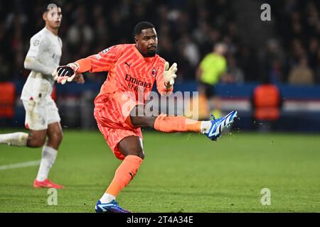 PARIS, FRANKREICH - 25. OKTOBER: Mike Maignan vom AC Milan während des UEFA Champions League-Spiels zwischen Paris Saint-Germain und AC Milan im Parc des Princ Stockfoto
