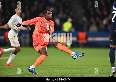 PARIS, FRANKREICH - 25. OKTOBER: Mike Maignan vom AC Milan während des UEFA Champions League-Spiels zwischen Paris Saint-Germain und AC Milan im Parc des Princ Stockfoto