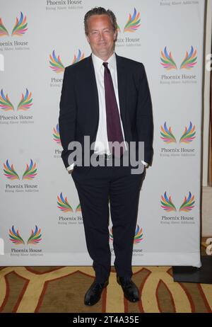 ARCHIV: 15. Juni 2015 - Beverly Hills, Kalifornien - Matthew Perry. 2015 Phoenix House zu Ehren von Matthew Perry und Antonio Villaraigosa bei der 12. Annual Triumph for Teens Awards Gala in Montage Beverly Hills. (Kreditbild: © Birdie Thompson/AdMedia via ZUMA Press Wire) NUR REDAKTIONELLE VERWENDUNG! Nicht für kommerzielle ZWECKE! Stockfoto