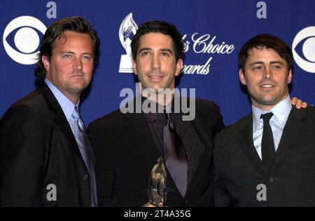 ARCHIV: 13. Januar 2002; Los Angeles, CA, USA; Schauspieler MATT LEBLANC, DAVID SCHWIMMER und MATTHEW PERRY bei den People's Choice Awards/AdMedia 2002 (Credit Image: © Laura Farr/AdMedia via ZUMA Press Wire) NUR ZUR REDAKTIONELLEN VERWENDUNG! Nicht für kommerzielle ZWECKE! Stockfoto