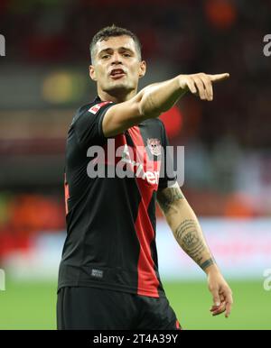 Leverkusen, Deutschland. Oktober 2023. Granit Xhaka (Bayer), Leverkusen, Deutschland, 29.10.2023, 1. Bundesliga, 9. Spieltag, Bayer 04 Leverkusen - SC Freiburg. DFL-VORSCHRIFTEN VERBIETEN DIE VERWENDUNG VON FOTOS ALS BILDSEQUENZEN UND/ODER QUASI-VIDEO. Credit: Jürgen Schwarz/Alamy Live News Stockfoto