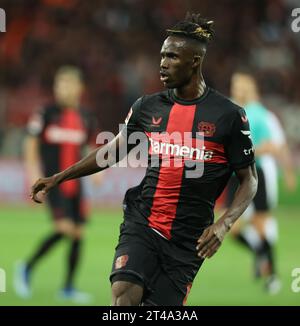 Leverkusen, Deutschland. Oktober 2023. Odilon Kossounou (Bayer), Leverkusen, Deutschland, 29.10.2023, 1. Bundesliga, 9. Spieltag, Bayer 04 Leverkusen - SC Freiburg. DFL-VORSCHRIFTEN VERBIETEN DIE VERWENDUNG VON FOTOS ALS BILDSEQUENZEN UND/ODER QUASI-VIDEO. Credit: Jürgen Schwarz/Alamy Live News Stockfoto