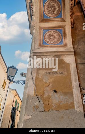 Detail des Gedenkbogens, der der Infantin Margarete von Spanien mit dem Datum von 1666 gewidmet ist, im mittelalterlichen Dorf Finalborgo, Finale Ligure Stockfoto