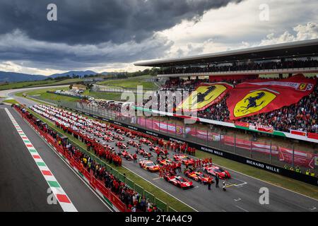 Mugello, Italien. Oktober 2023. Familienfoto während des Ferrari Finali Mondiali in Mugello vom 26. Bis 29. Oktober 2023 auf dem Mugello Circuit, in Mugello, Italien - Foto Antonin Vincent/DPPI Credit: DPPI Media/Alamy Live News Credit: DPPI Media/Alamy Live News Stockfoto