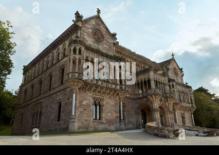 Ein exquisiter Blick auf den majestätischen Sobrellano Palast, ein Zeugnis der architektonischen Pracht in Comillas Stockfoto