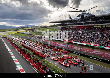 Mugello, Italien. Oktober 2023. Familienfoto während des Ferrari Finali Mondiali in Mugello vom 26. Bis 29. Oktober 2023 auf dem Mugello Circuit, in Mugello, Italien - Foto Antonin Vincent/DPPI Credit: DPPI Media/Alamy Live News Credit: DPPI Media/Alamy Live News Stockfoto