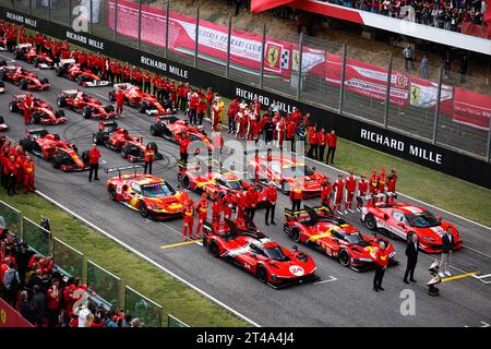 Mugello, Italien. Oktober 2023. Familienfoto während des Ferrari Finali Mondiali in Mugello vom 26. Bis 29. Oktober 2023 auf dem Mugello Circuit, in Mugello, Italien - Foto Antonin Vincent/DPPI Credit: DPPI Media/Alamy Live News Credit: DPPI Media/Alamy Live News Stockfoto