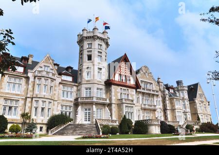 Ein fesselnder Blick auf das Äußere und den großen Eingang des Palacio de la Magdalena in Santander Stockfoto