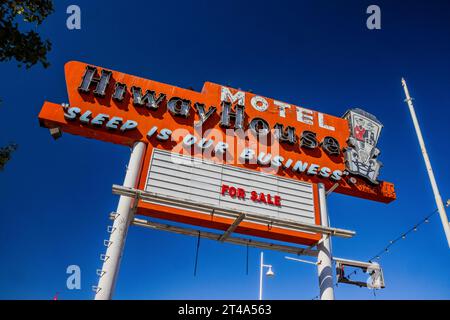 Schild für Highway House Motel entlang der Route 66 in Albuquerque, New Mexico, USA [keine Freigabe der Immobilie; nur redaktionelle Lizenzierung] Stockfoto