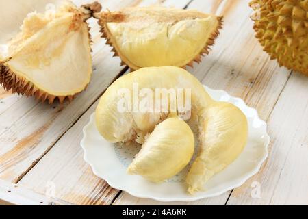 Durian der König der Früchte, Goldfrucht, gelbe tropische Früchte. Beliebte tropische Früchte in Asien, Thailand, Malaysia, Singapur und Indonesien Stockfoto