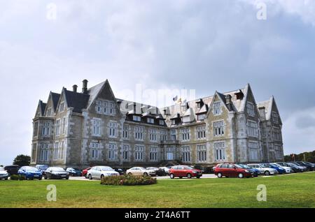 Entdecken Sie das bezaubernde Hinterhaus des Palacio de la Magdalena mit atemberaubendem Blick auf die Küste von Santander Stockfoto