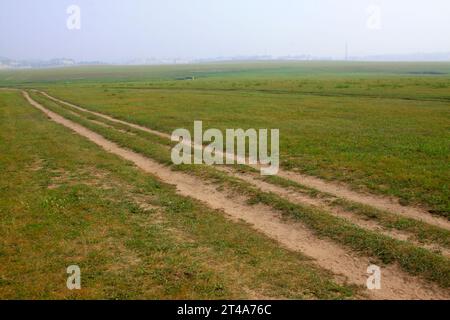 Unbefestigte Straße im WuLanBuTong Grasland, der autonomen Region der Inneren Mongolei, China. Stockfoto