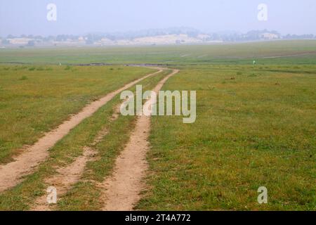 Unbefestigte Straße im WuLanBuTong Grasland, der autonomen Region der Inneren Mongolei, China. Stockfoto