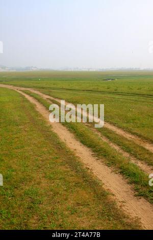 Unbefestigte Straße im WuLanBuTong Grasland, der autonomen Region der Inneren Mongolei, China. Stockfoto