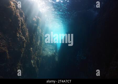 Felsige Unterwasserlandschaft im Mittelmeer, schmaler Durchgang mit Sonnenlicht durch die Wasseroberfläche, Naturszene, Spanien, Costa Brava, Katalonien Stockfoto