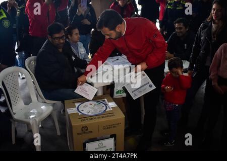 Bogota, Kolumbien. Oktober 2023. Der Kandidat des Bürgermeisters Carlos Fernando Galan gibt seine Stimme bei den Regionalwahlen in Kolumbien am 29. Oktober 2023 in Bogota ab. Foto: Cristian Bayona/Long Visual Press Credit: Long Visual Press/Alamy Live News Stockfoto