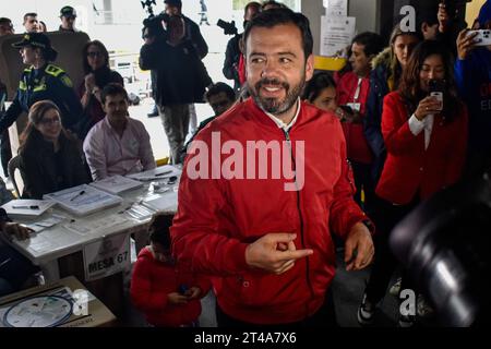 Bogota, Kolumbien. Oktober 2023. Der Kandidat des Bürgermeisters Carlos Fernando Galan gibt seine Stimme bei den Regionalwahlen in Kolumbien am 29. Oktober 2023 in Bogota ab. Foto: Cristian Bayona/Long Visual Press Credit: Long Visual Press/Alamy Live News Stockfoto